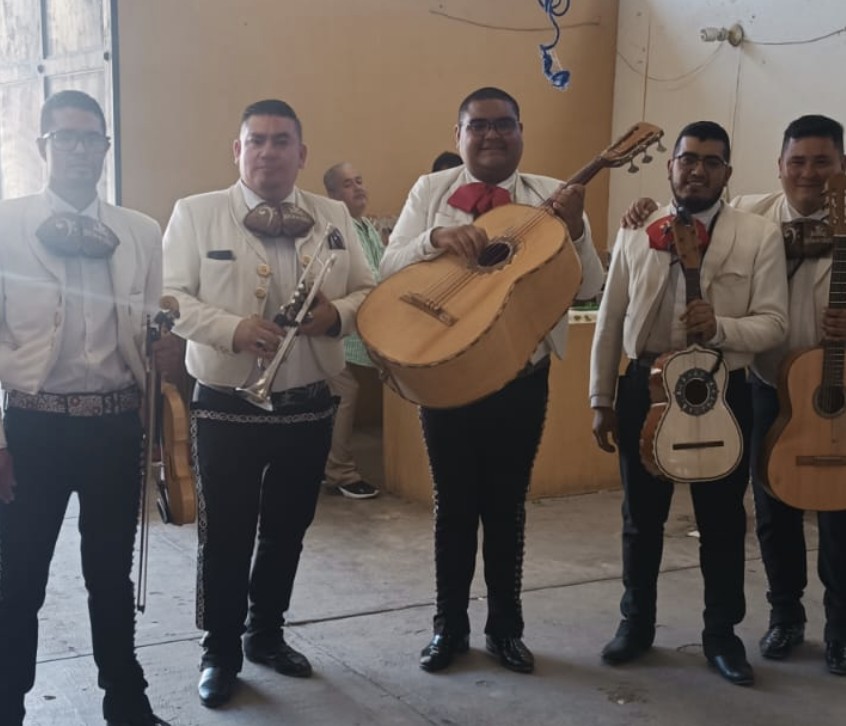 Mariachi con trajes blancos en evento