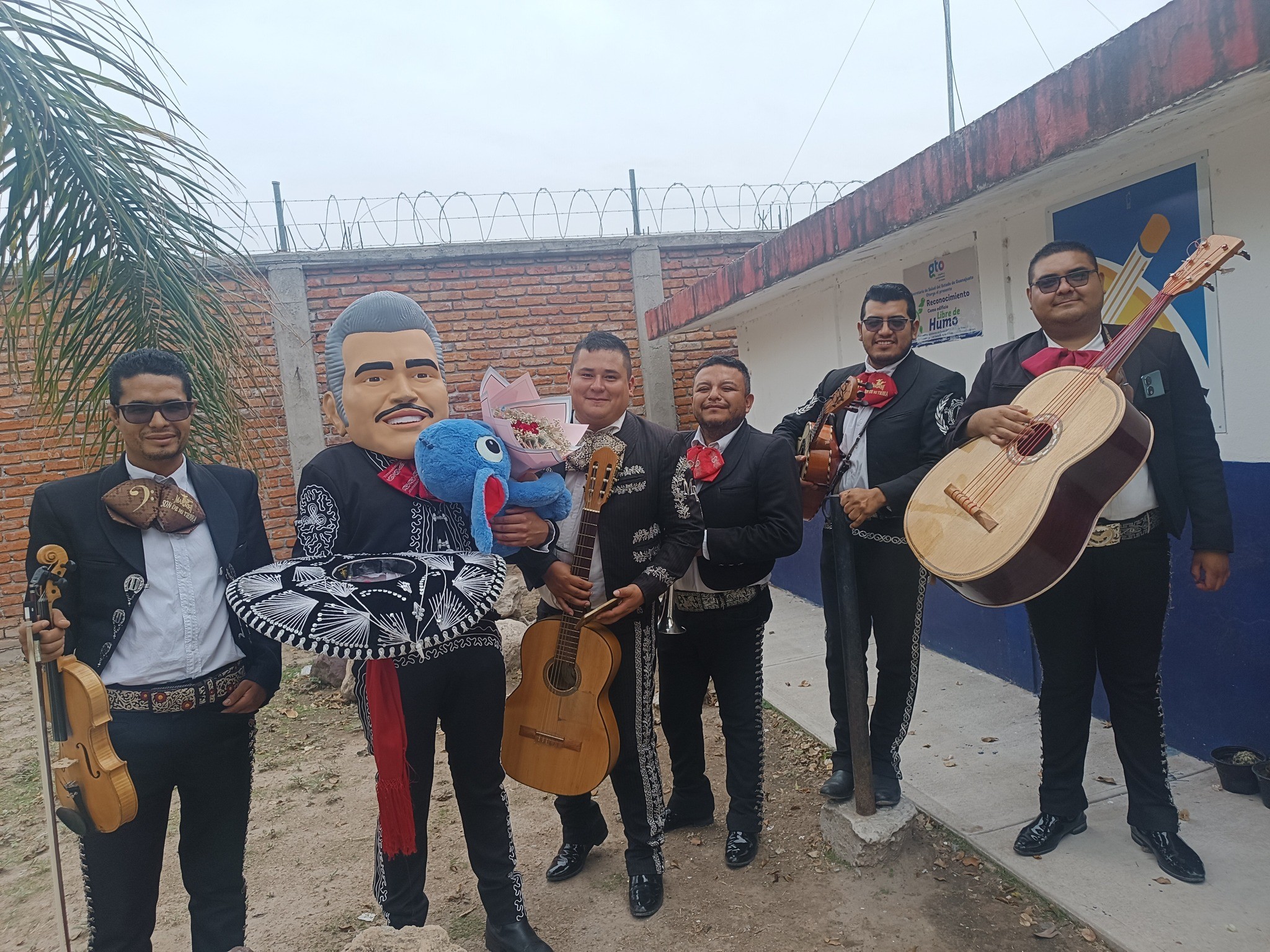 Mariachi con animación y botarga en evento