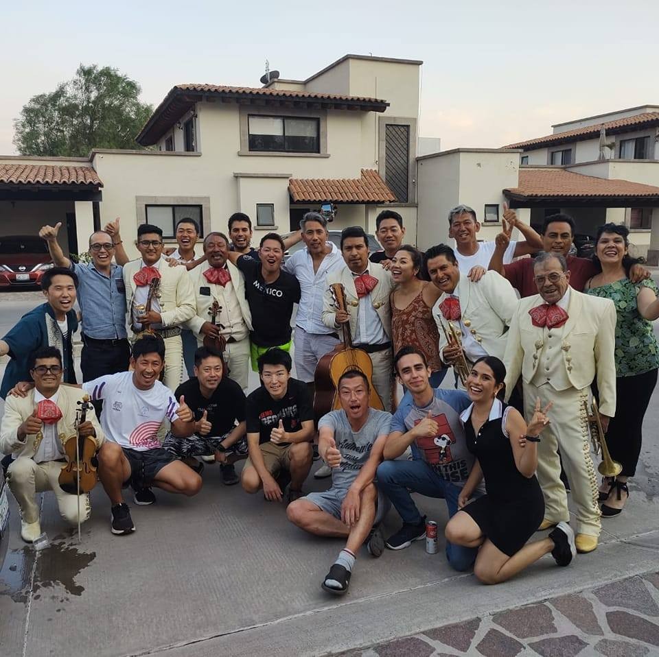 Mariachi con público en exterior en Celaya