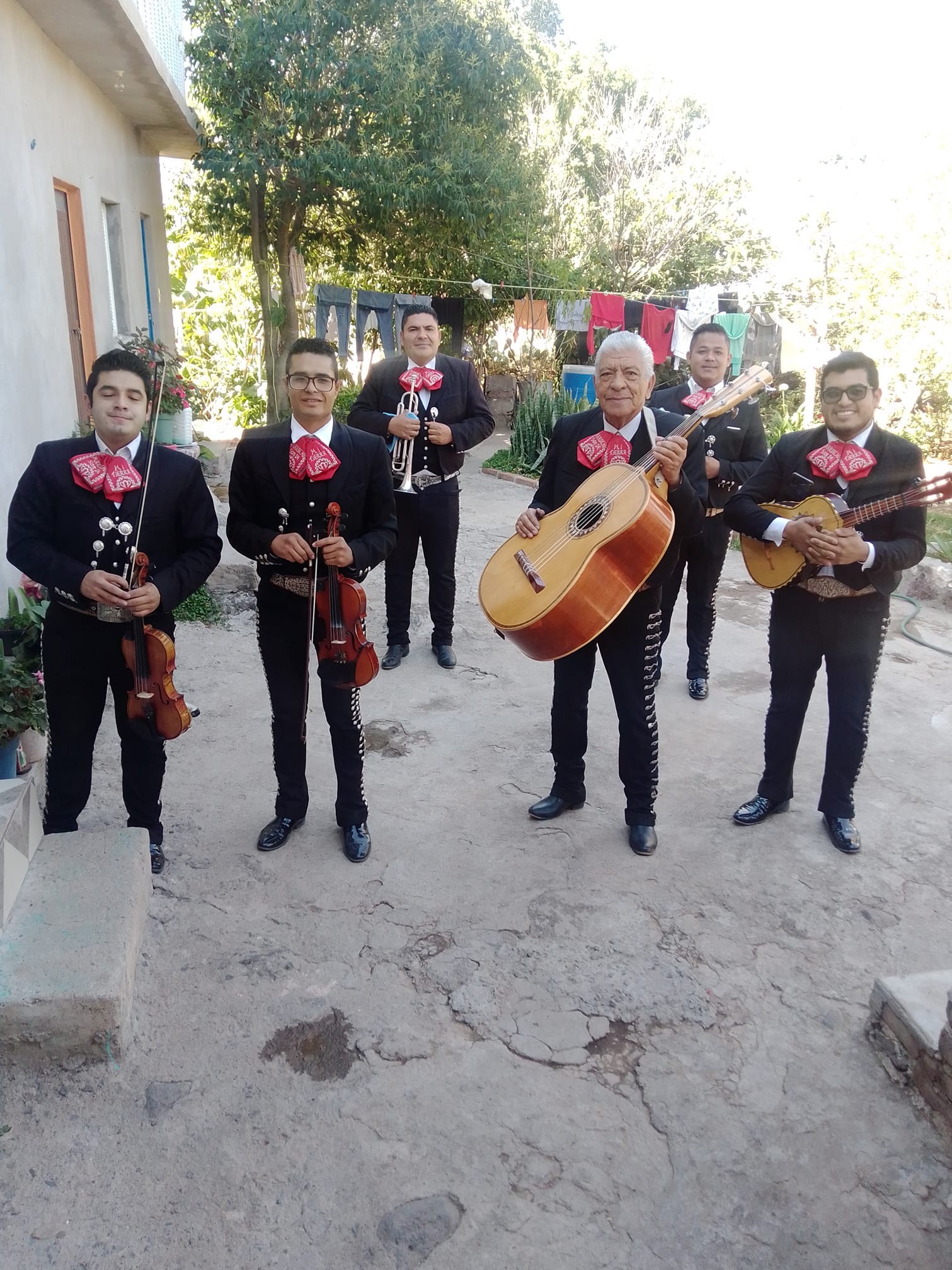 Mariachi en patio de casa en Celaya